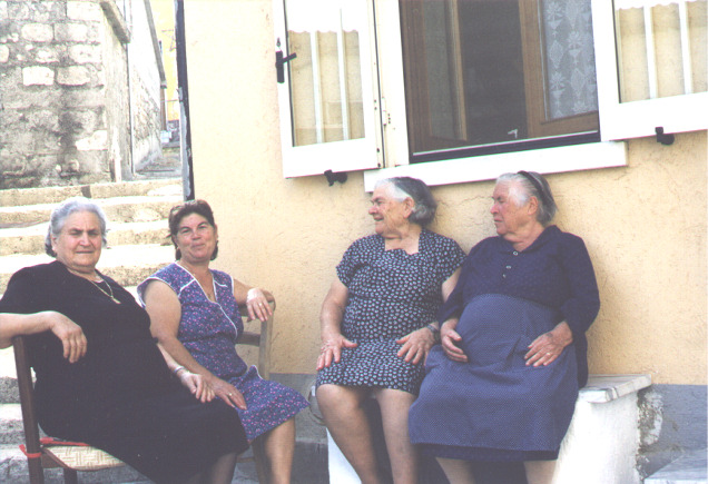 Grecesi women relaxing